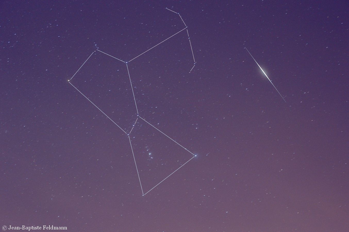 Un flash Iridium à côté de la constellation d'Orion