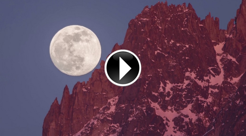 En vid o la Lune  danse au dessus du massif du Mont  Blanc