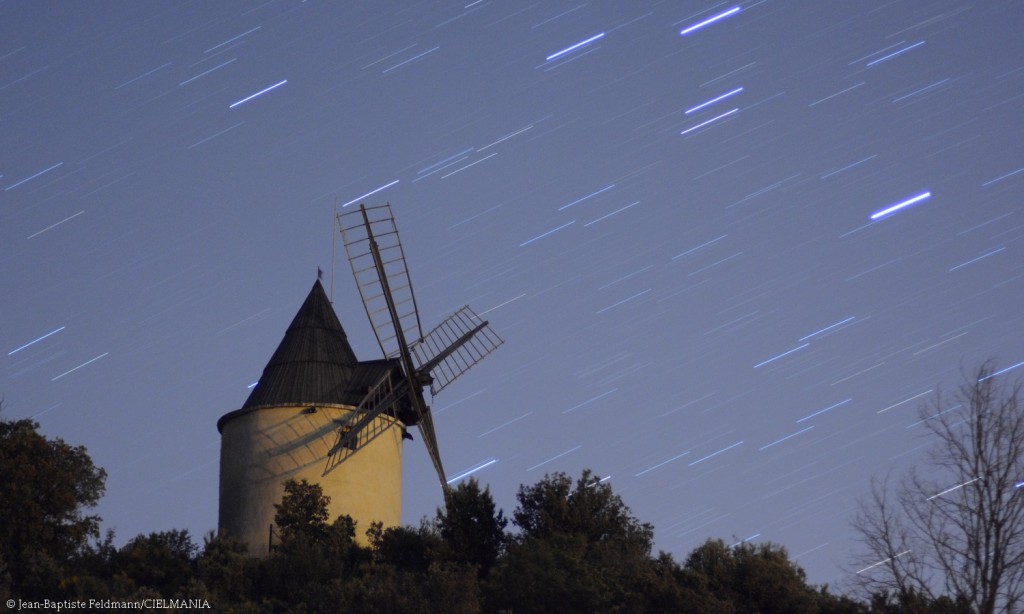 Filé d'étoiles derrière le moulin de Saint-Michel l'Observatoire