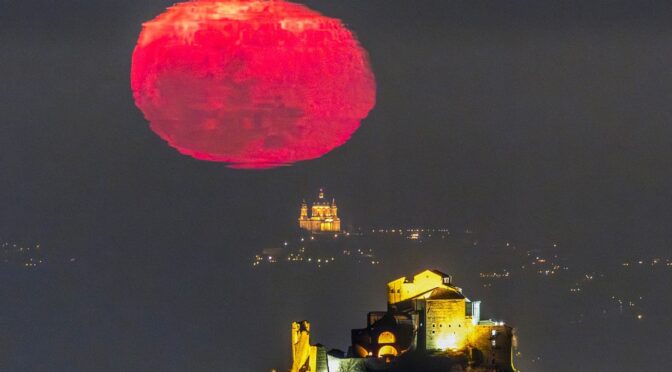 À Turin, l’étonnant spectacle d’une Lune écarlate