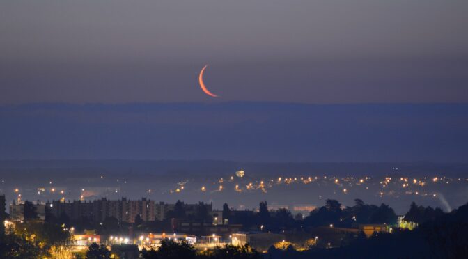 Dernier croissant de Lune sur la ville