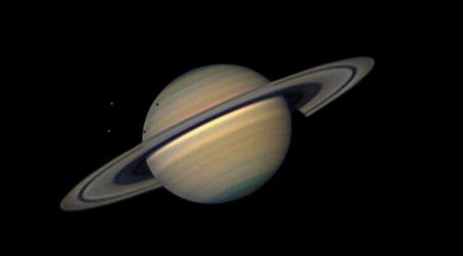 Premières images de l’ouverture des anneaux de Saturne