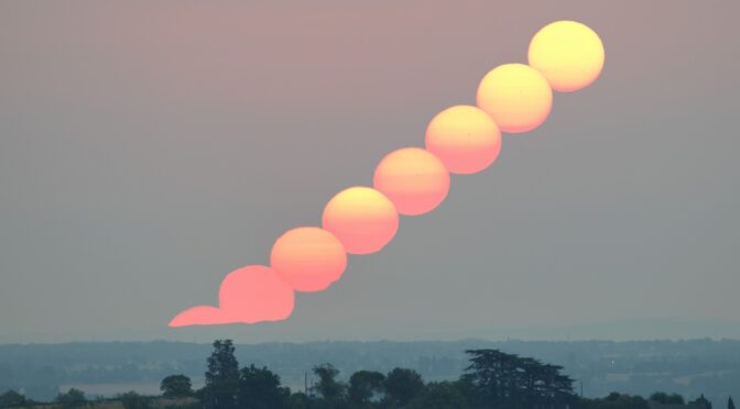 Le Soleil se lève, rougi par les fumées des incendies