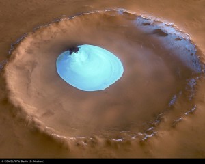 Un cratère d'impact martien, par 70°N, contient une jolie "patinoire" de glace, large de 10 kilomètres (crédit ESA/Mars Express/G.Neukum)