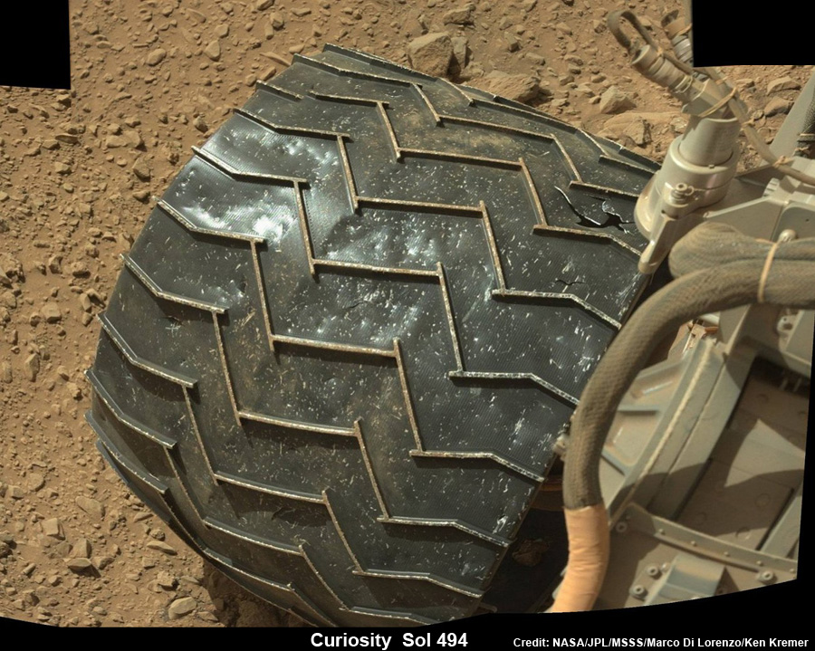 Curiosity use ses roues avant à un rythme inquiétant (notez la déchirure en haut à droite), en raison de roches particulièrement tranchantes. (NASA/JPL-Caltech/MSSS)