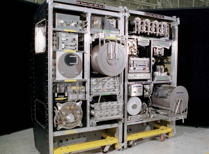 Le système de contrôle et de recyclage de l'environnement (ECLSS) contenant le sous-système de recyclage de l'eau (WRS) occupe plusieurs racks à bord de la Station Spatiale Internaionale. (crédit: NASA/MSFC)