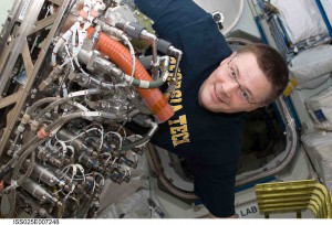 La production d'oxygène à partir de l'eau, par électrolyse, est testé à bord de la Station Spatiale Internationale (crédit NASA)
