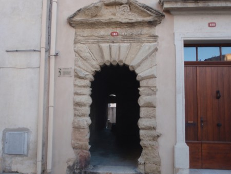 Porte Saint Louis du XIIIe s. proche de la rue des Juifs. Ancienne ville de Posquières en Languedoc, l'actuelle Vauvert dans le Gard. ©A. Gioda, IRD.