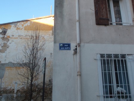 Plaque de la rue des Juifs de l'ancienne ville de Posquières en Languedocq. Partie haute de la l'actuelle Vauvert dans le Gard. ©A. Gioda, IRD.