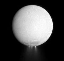 Volcans de glace en activité sur Encelade, petit satellite e Saturne, photographiés par la sonde spatiale Cassini. Ces geysers d’eau et de glace contenant des molécules carboniques laissent penser qu’il y aurait sur Encelade tous les éléments nécessaires à la vie. 
