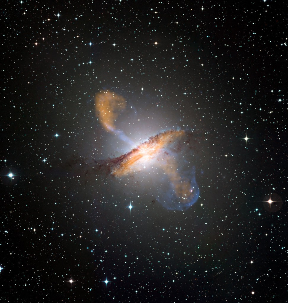 Image composite de la galaxie Centaurus A. Les jets émanent du centre actif de la galaxie, qui abrite un trou noir géant.