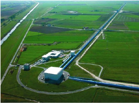 Vue aérienne du détecteur d’ondes gravitationnelles Virgo construit près de Pise, en Italie On distingue le bâtiment central, cœur de l’interféromètre d’où partent les deux bras de 3 kilomètres chacun, les bâtiments d’administration et de recherche.