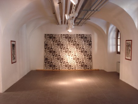 Une des salles d'exposition du Collegio Cairoli avec, en fond, ma cosmosaïque "Tiling 1".