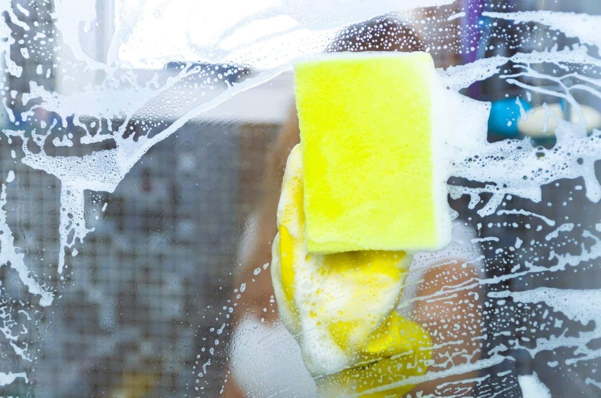 nettoyer-vitres-douche