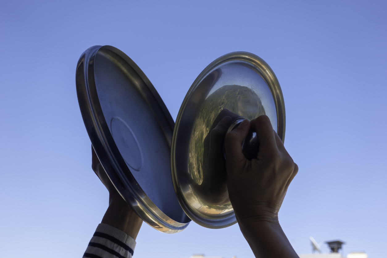 Ce simple couvercle de casserole peut devenir un rangement très pratique