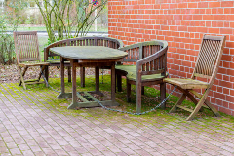 Terrasse pleine de mousse
