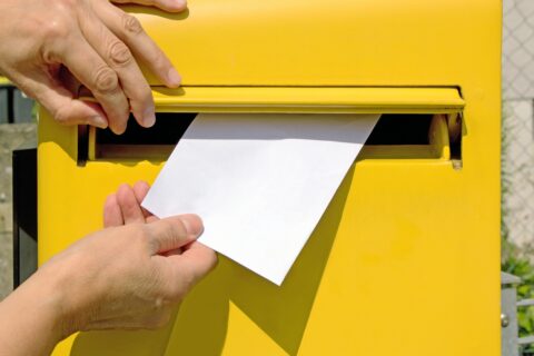 Une feuille blanche dépasse de votre boîte aux lettres