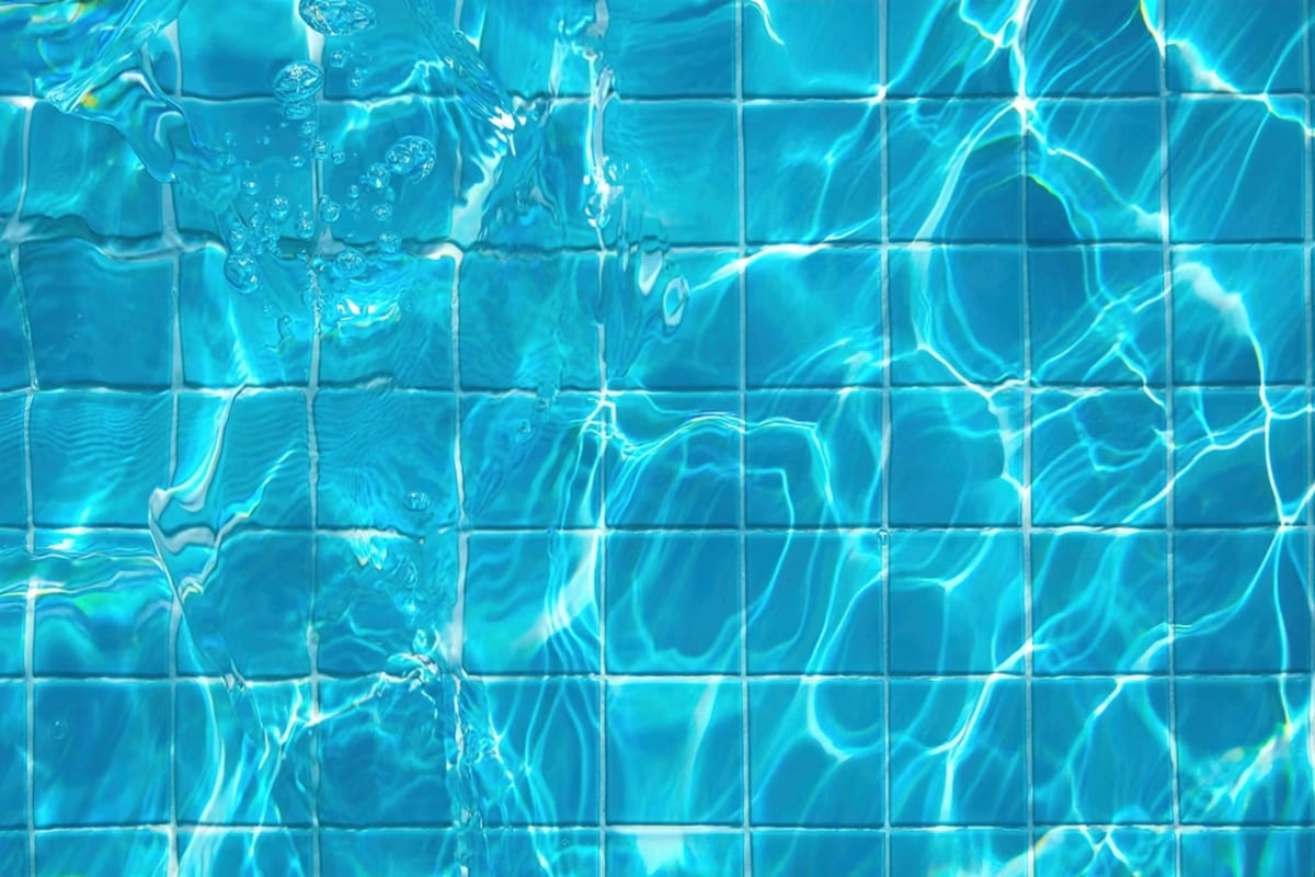 Eau limpide d'une piscine