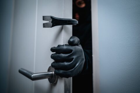 Inspecter le contour de sa porte pour éviter un cambriolage