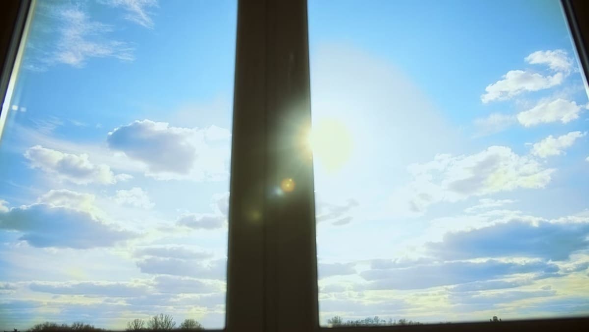 Les vitres captent les rayons du soleil