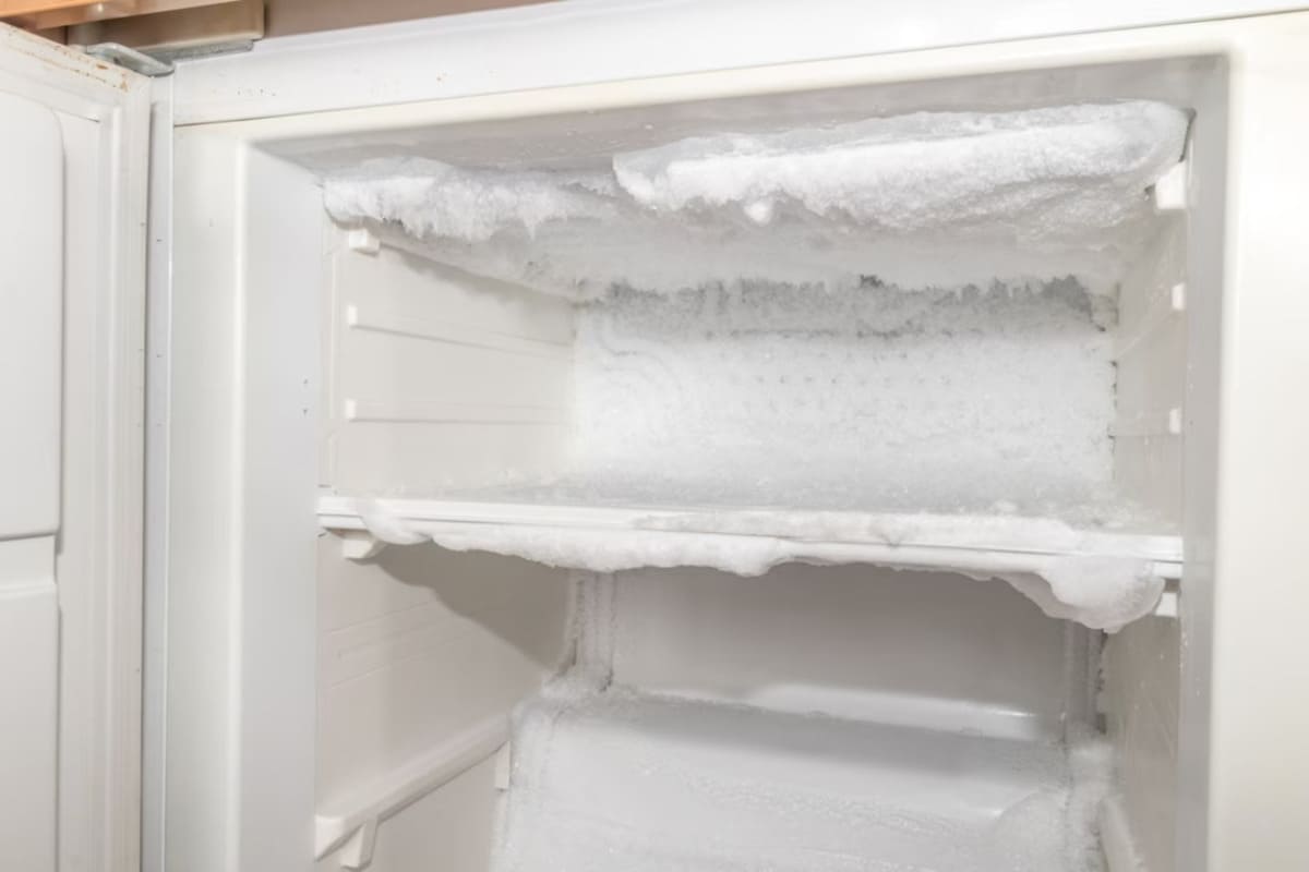 Une couche de givre dans le congélateur