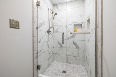 De petites bêtes peuvent se loger dans la salle de bain