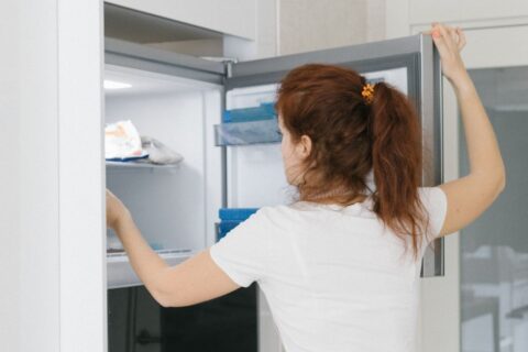 Congélateur pendant les vacances : le test du verre d’eau qui évite les mauvaises surprises