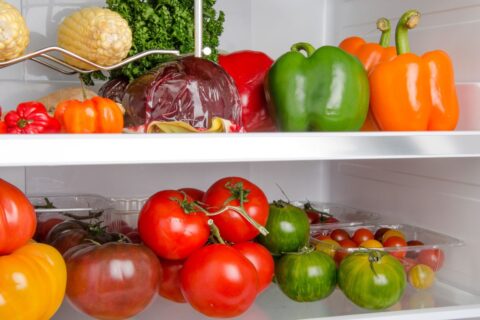 Pourquoi de plus en plus de personnes mettent une éponge dans le bac à légumes du réfrigérateur